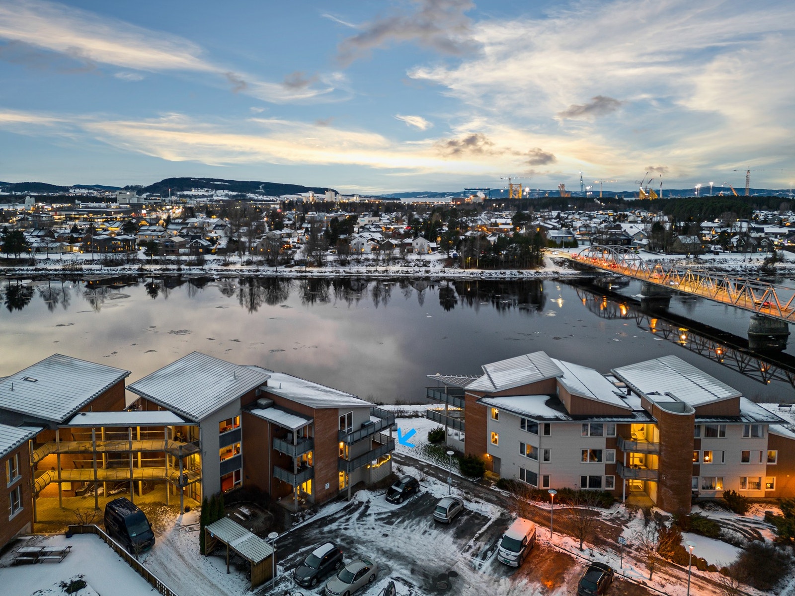 Gjennomgående leilighet der man har tre yttervegger og ingen naboer vegg i vegg på sidene. Utsikt mot elva. Galleribilde