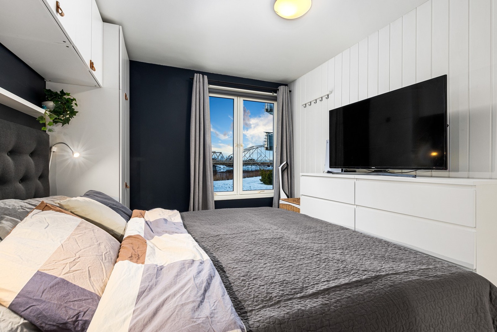 Elveutsikt fra soverommet. Galleribilde