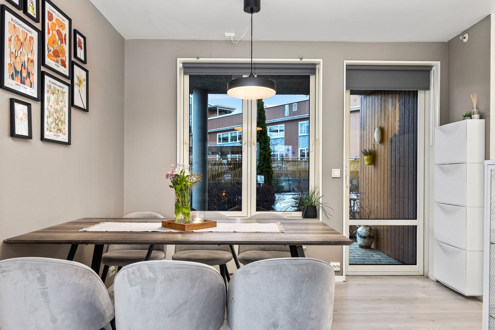 Spisestue med utgang til østvendt uteplass. Galleribilde