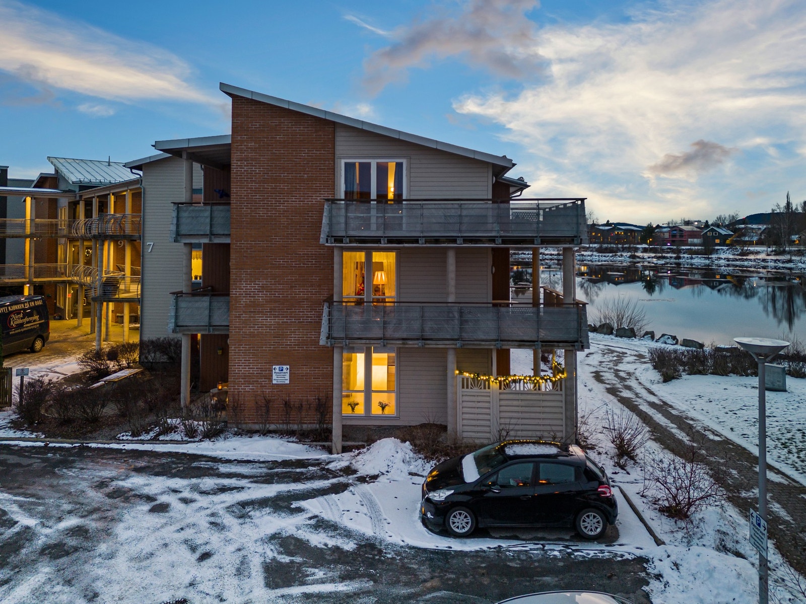 Parkering på felles gårdsplass. Uteplass både til venstre (østvendt) og til høyre (vestvendt). Galleribilde