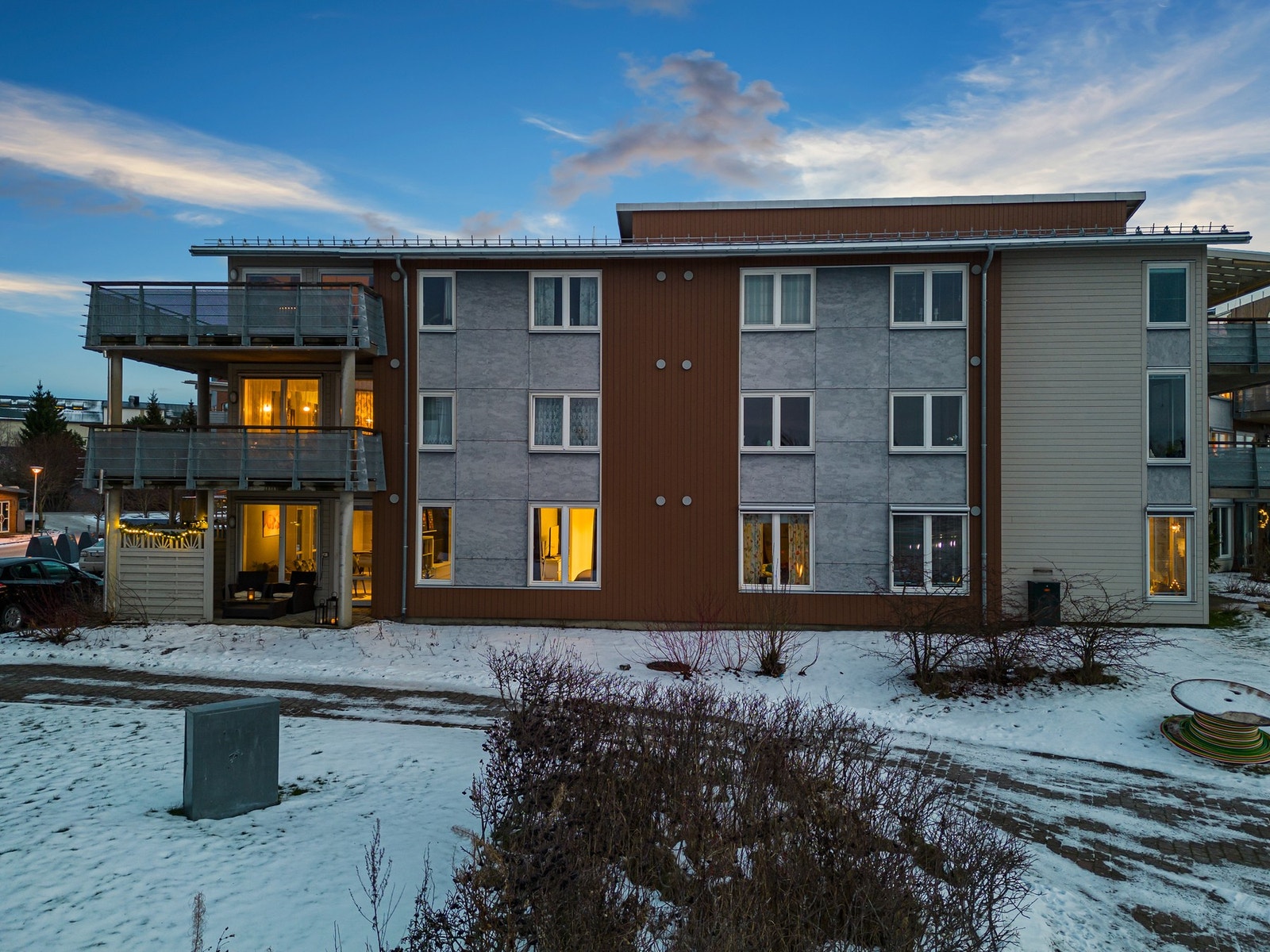 Det er planer i borettslaget om å utvidet uteplassen. Den skal strekke seg litt lengre ut og fremfor selve leiligheten - til og med soverommet som er andre vinduet til venstre fra uteplassen. Galleribilde