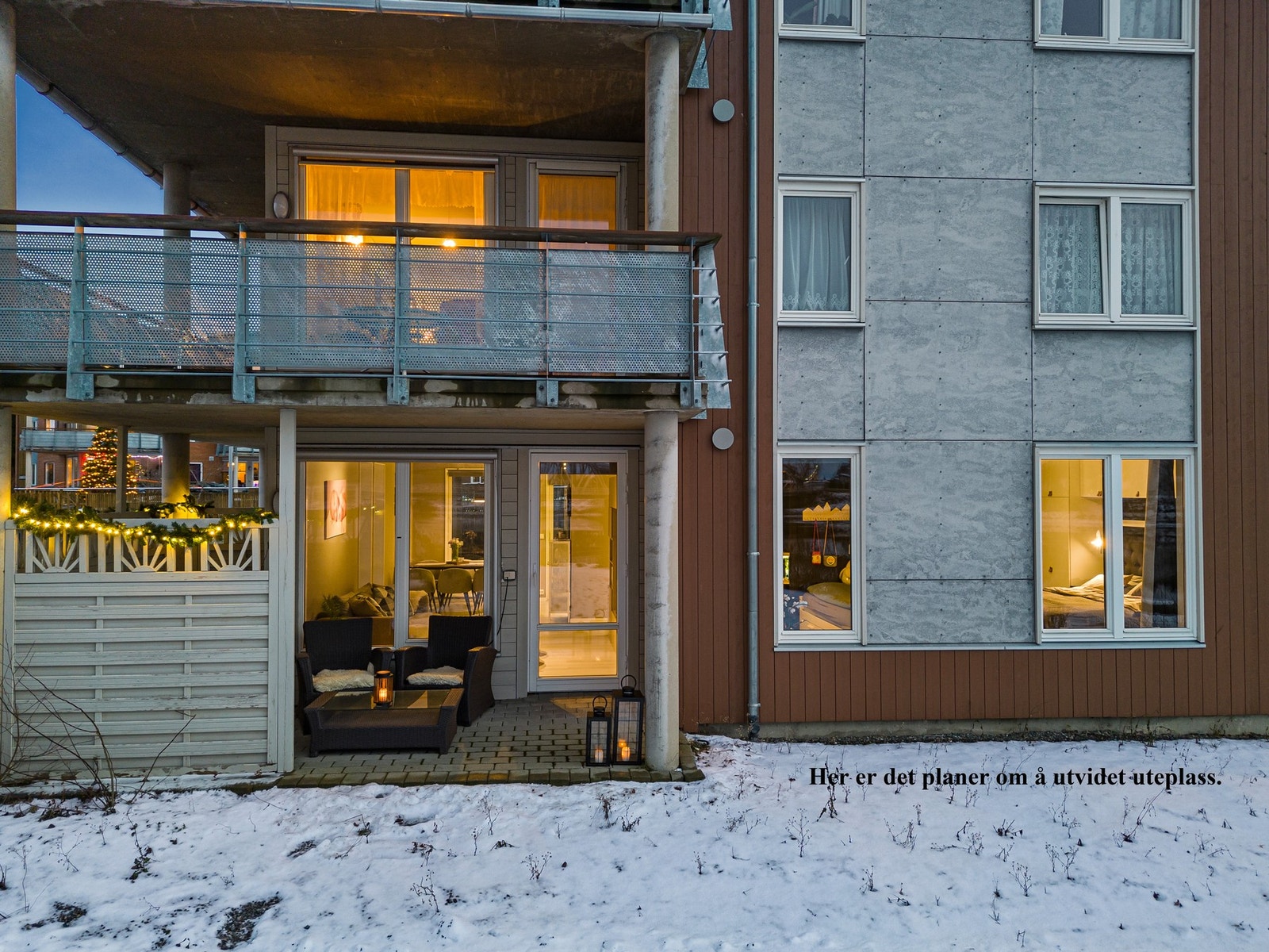 Vestvendt uteplass mot elva - Borettslaget har planer om å utvide uteplass. Vedtatt i borettslaget. knfr megler eller selger. Galleribilde