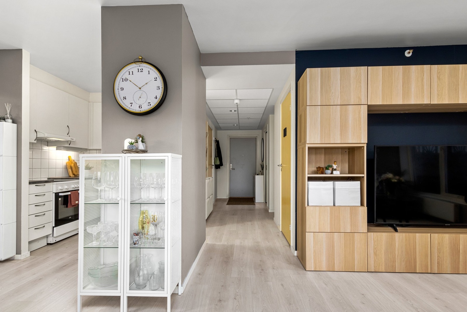 Kjøkken til venstre - Gang med inngang til to soverom på høyre side og bad/vaskerom til venstre. Galleribilde