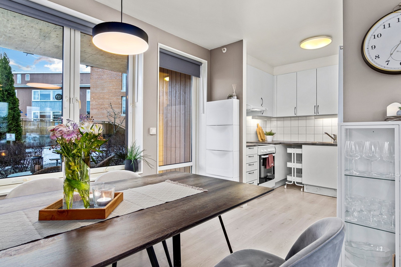 Spiestue. Det er to uteplasser på leiligheten. En østvendt og en vestvendt mot elva. Galleribilde