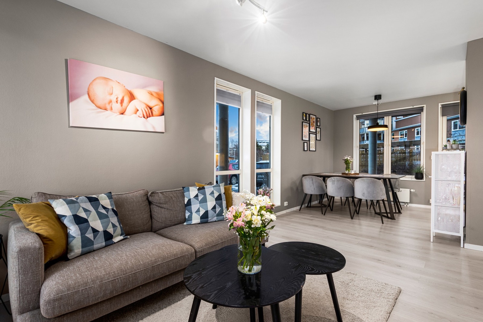 Stue mot spisestue og kjøkken. Galleribilde