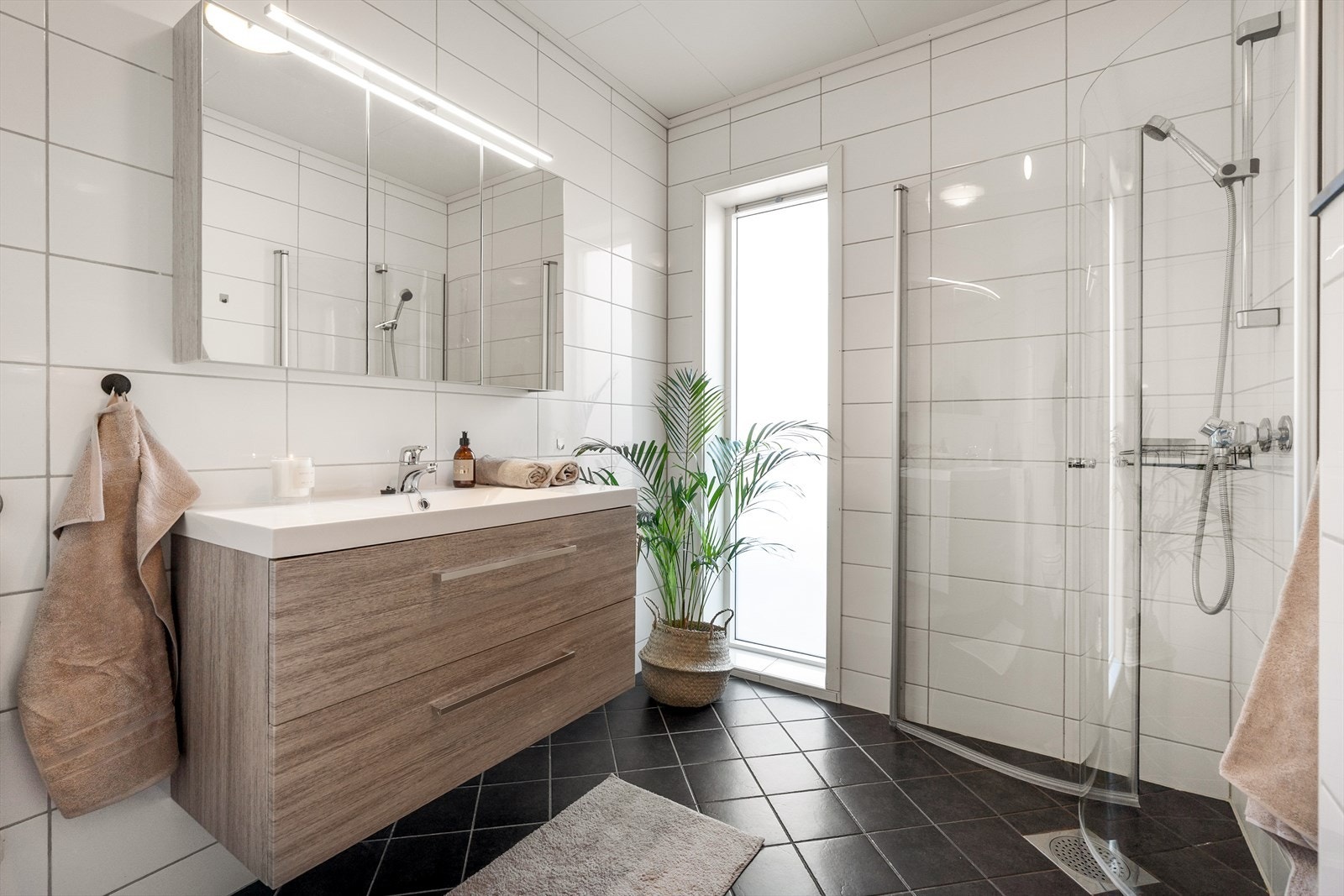 - Lys, helfliset bad som måler 5,4m² - Galleribilde