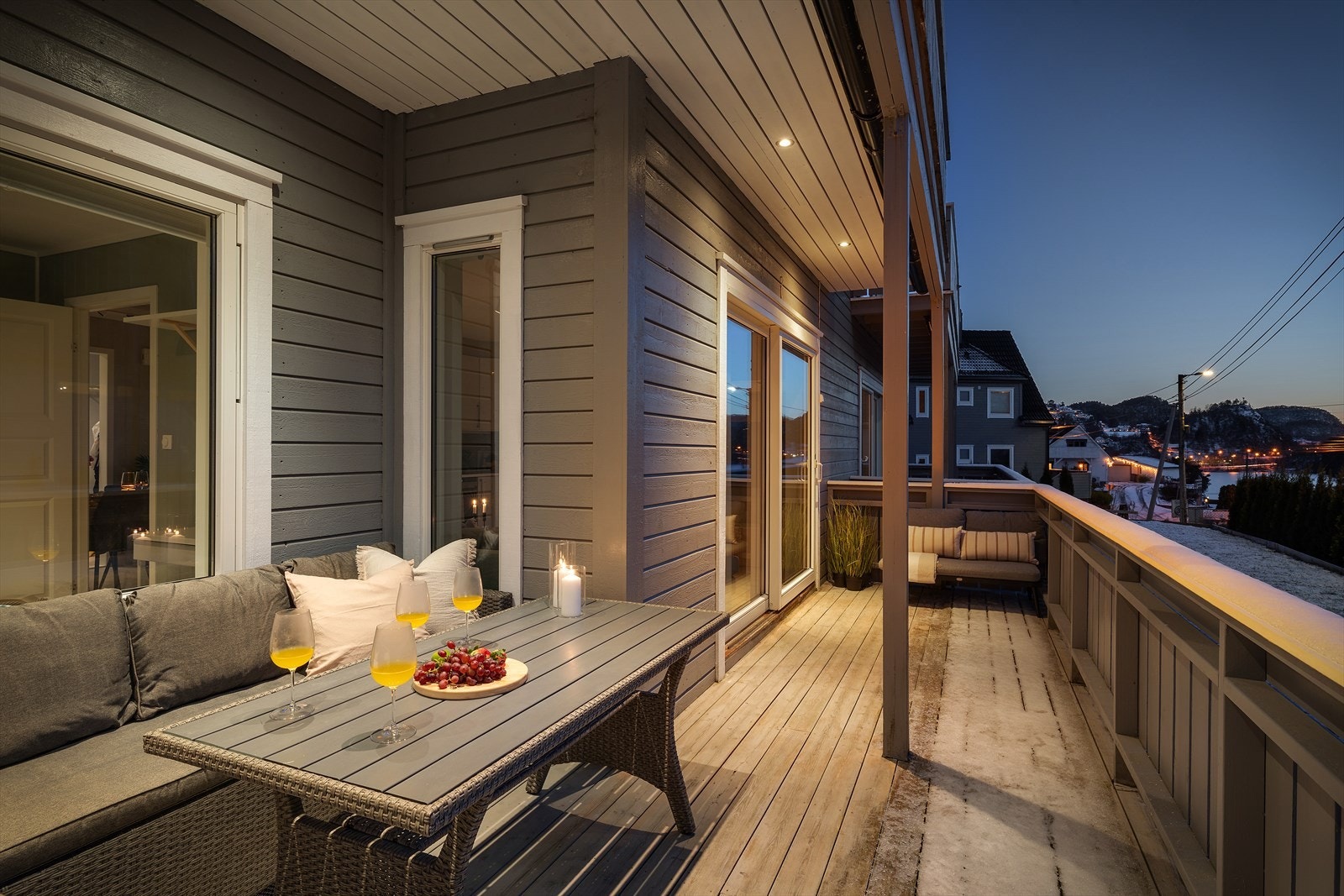 - Boligen har totalt 32m² solrikt terrasseareal med gode solforhold - Galleribilde