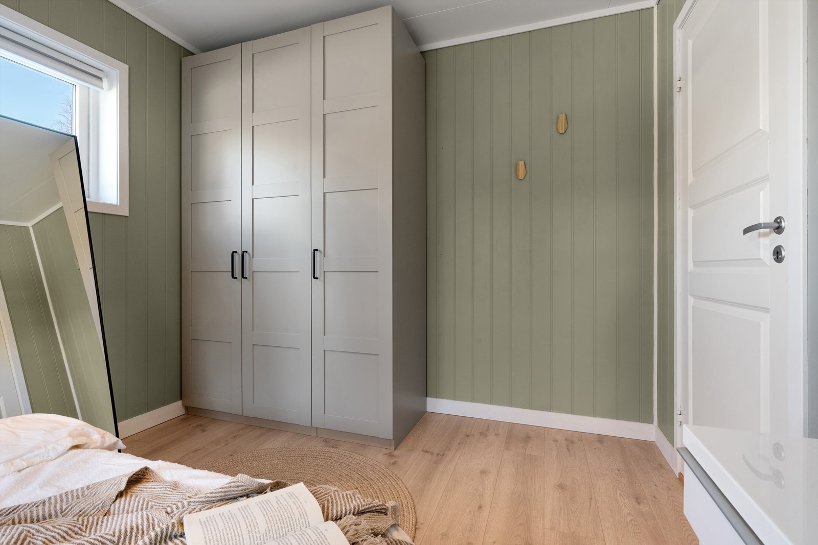 - Her har du rikelig med plass til seng, garderobe og øvrig ønsket møblement - Galleribilde