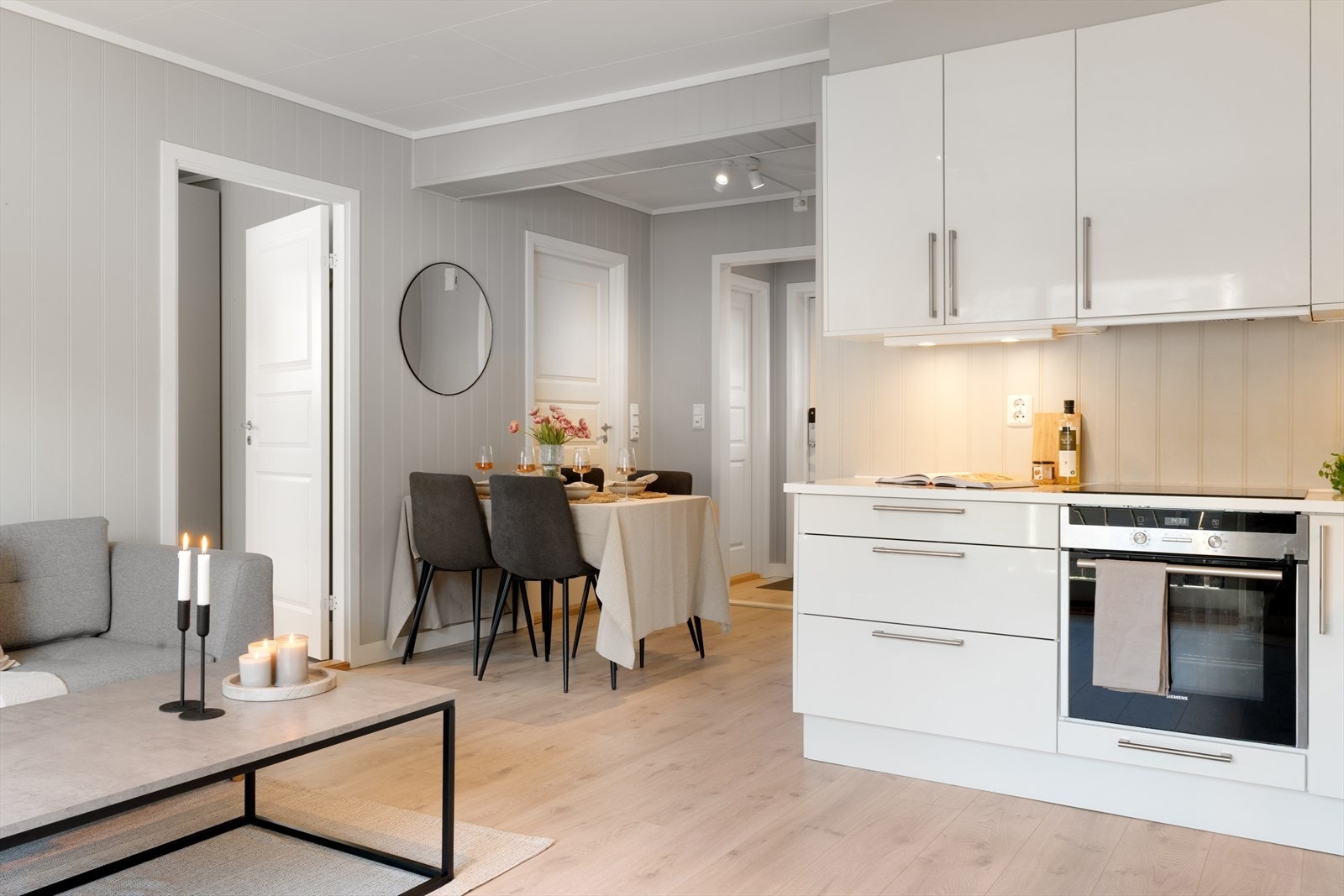 - Boligen har en praktisk og arealeffektiv planløsning. I stue/kjøkken er det god plass til sofa og spisebord i hver sin naturlige sone - Galleribilde