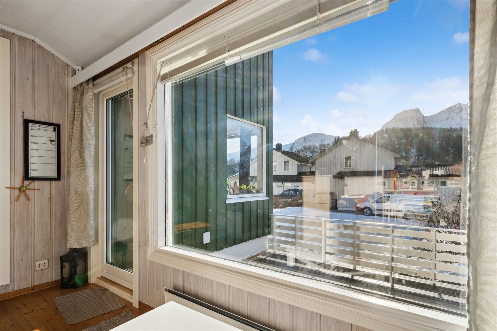 Herfra har du utgang til veranda med videre tilgang til hage. Galleribilde