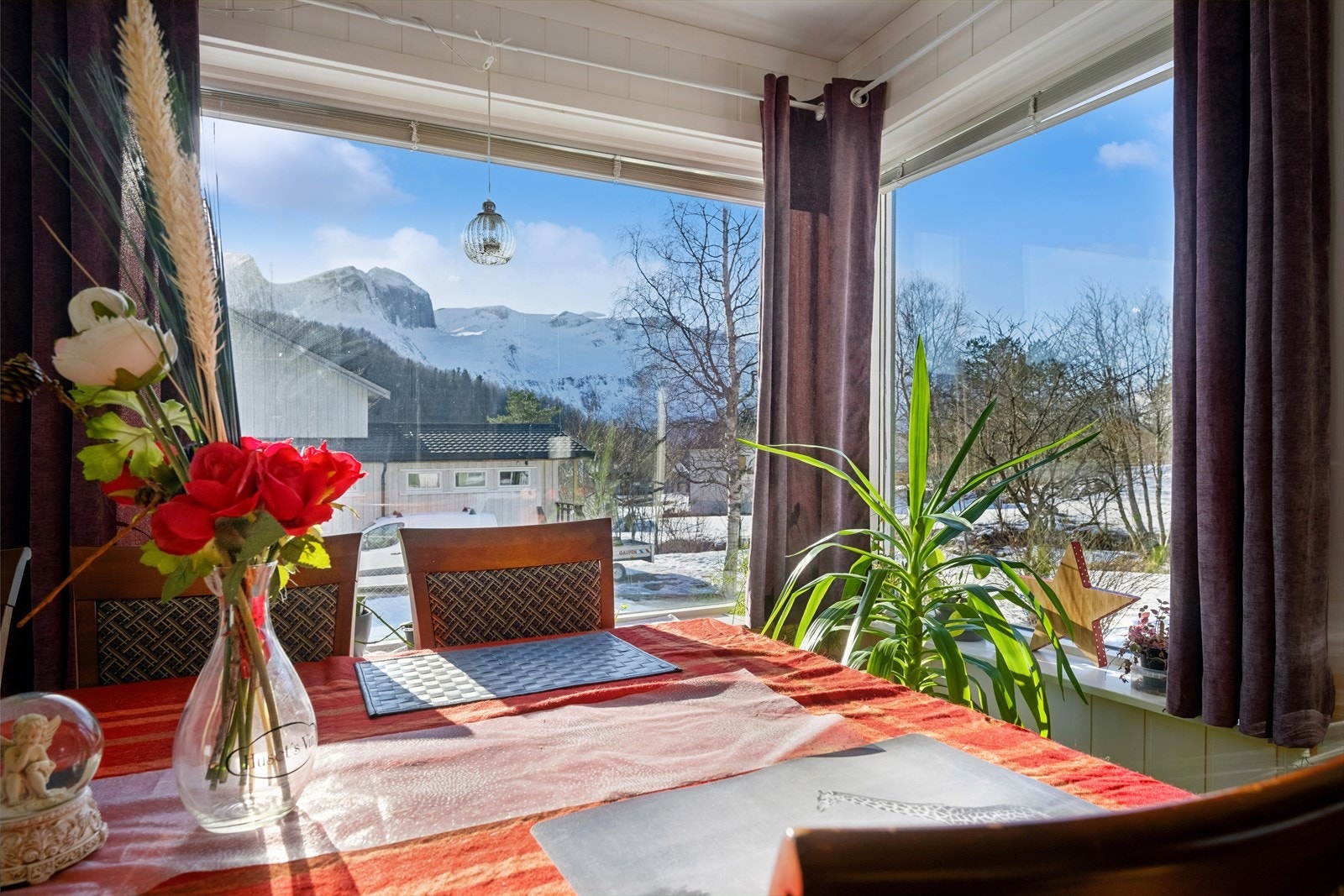 Fra stuevinduet har du en fin utsikt mot områdets majestetiske fjelltopper. Galleribilde