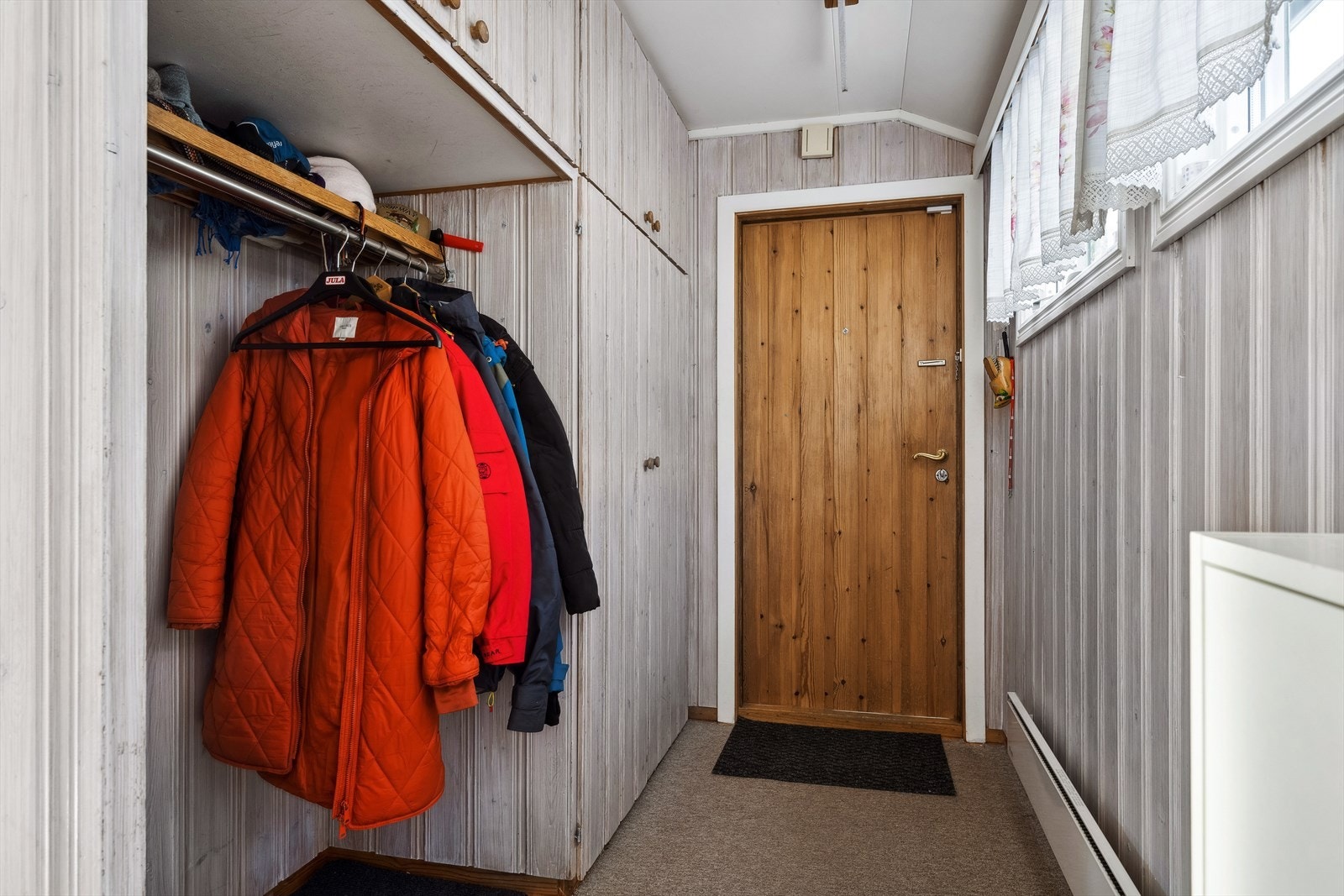 Entreen har plass for oppheng og oppbevaring av yttertøy. Galleribilde