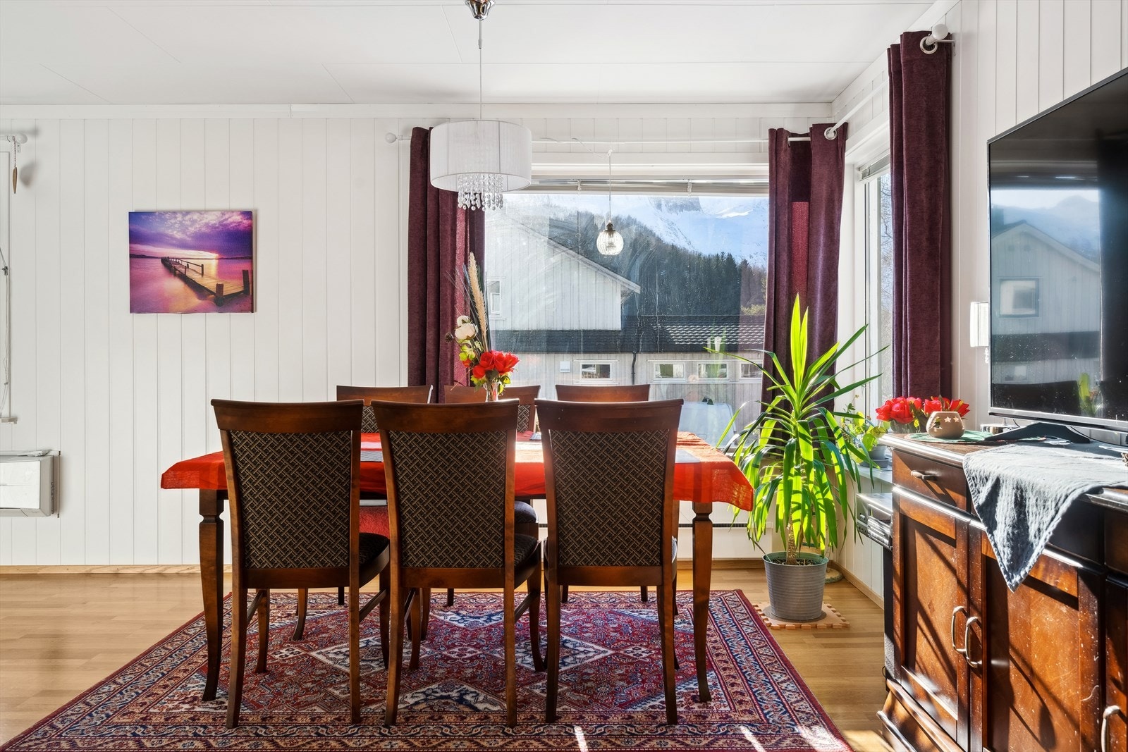Det er god plass til spisestue der du kan samle hele familien rundt en hyggelig middag. Galleribilde