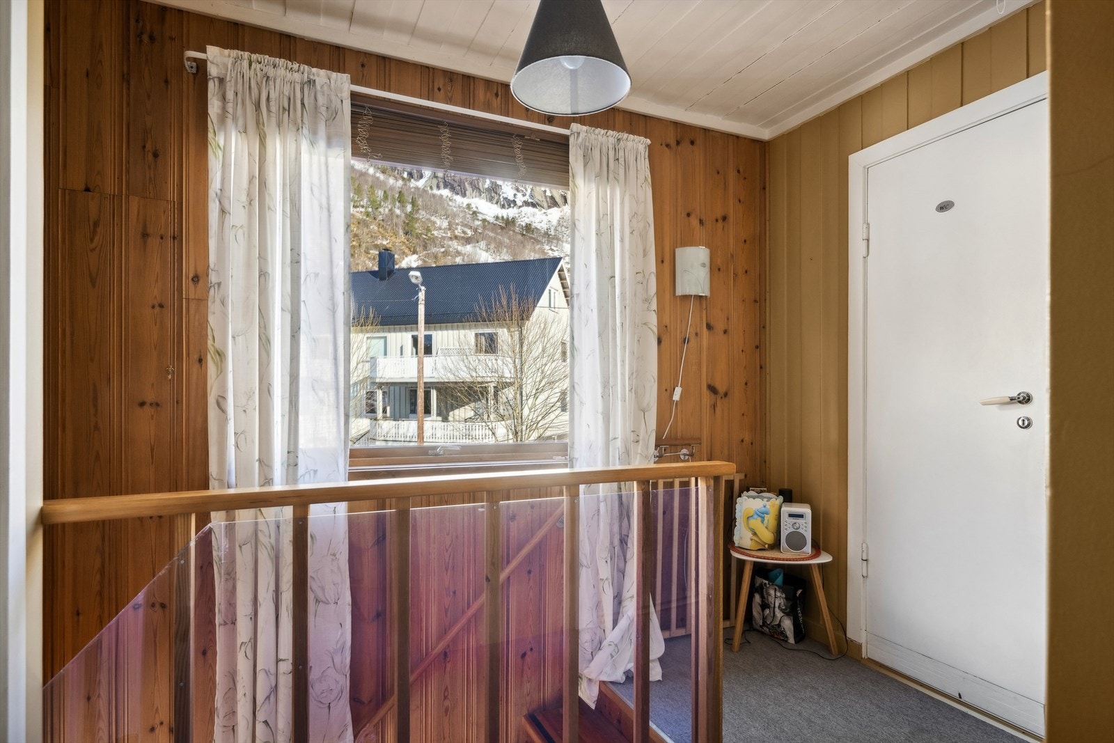 I 2. etasje er det ett bad og tre soverom. Galleribilde