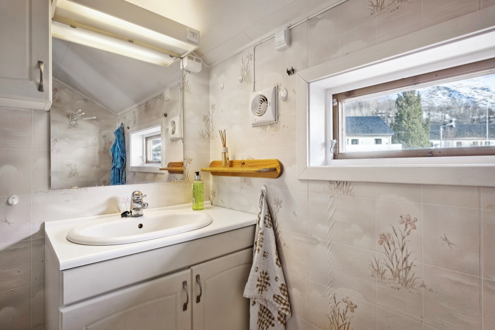Badet i 2. etasje er utstyrt med toalett, dusjkabinett og servantinnredning. Galleribilde