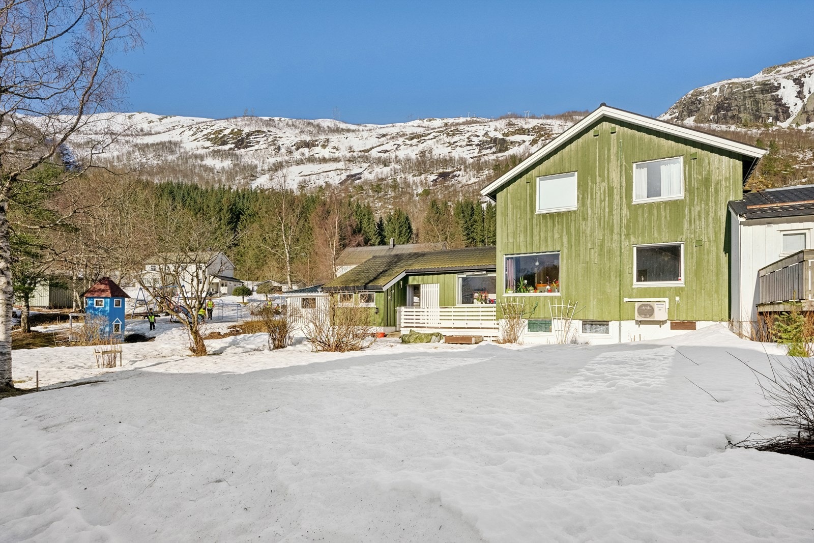 Boligen er oppført som enebolig i rekke, men har egen tomt. Galleribilde