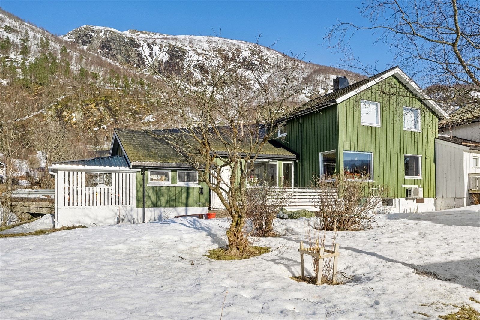 Det er fine uteområder som er opparbeidet med plen og beplantning. Galleribilde