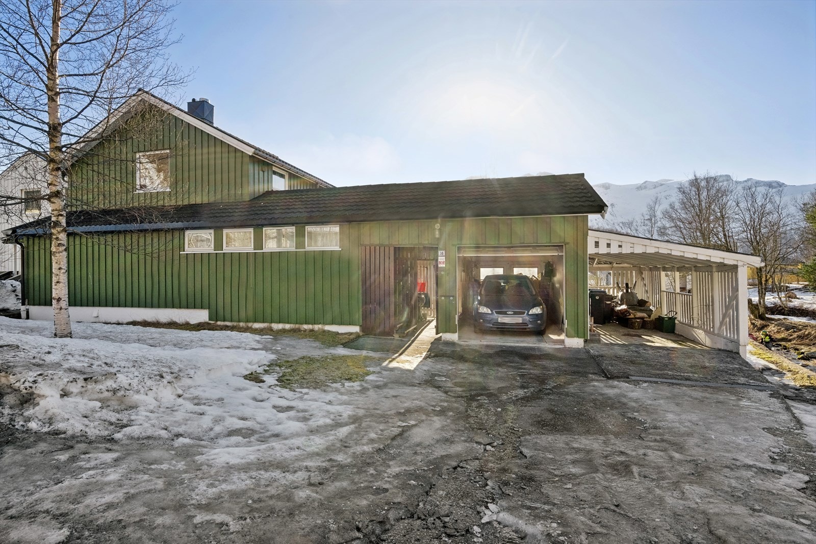 Boligen er tilbygget i flere omganger, og har både garasje og carport. Du har god parkeringsdekning i og foran garasje og carport. Galleribilde