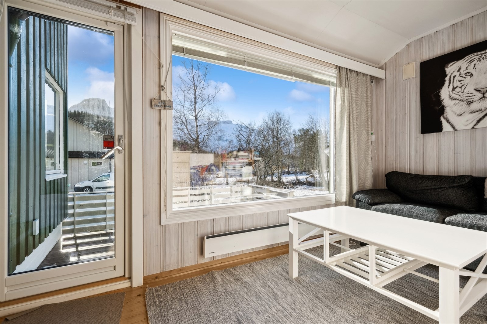 Det er godt med lysinnslipp fra flere store vinduer. Galleribilde