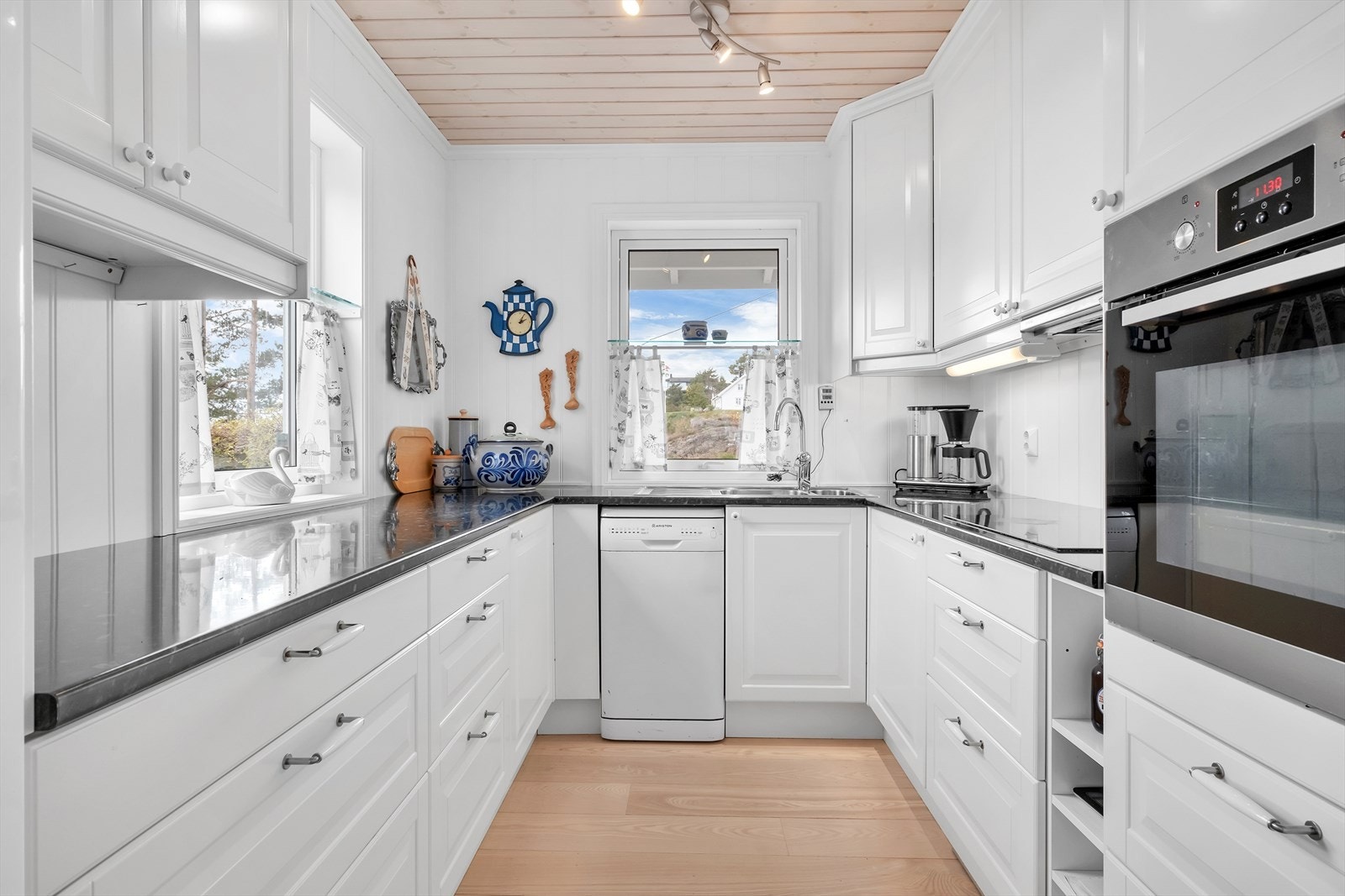 Tidløst kjøkken som har godt med skapinnredning og opplegg for oppvaskmaskin Galleribilde