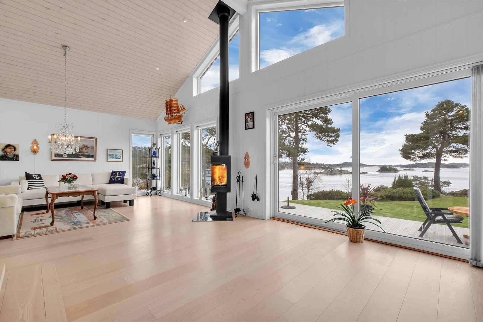 Effektiv peisovn i sentralt plassert i stuen Galleribilde