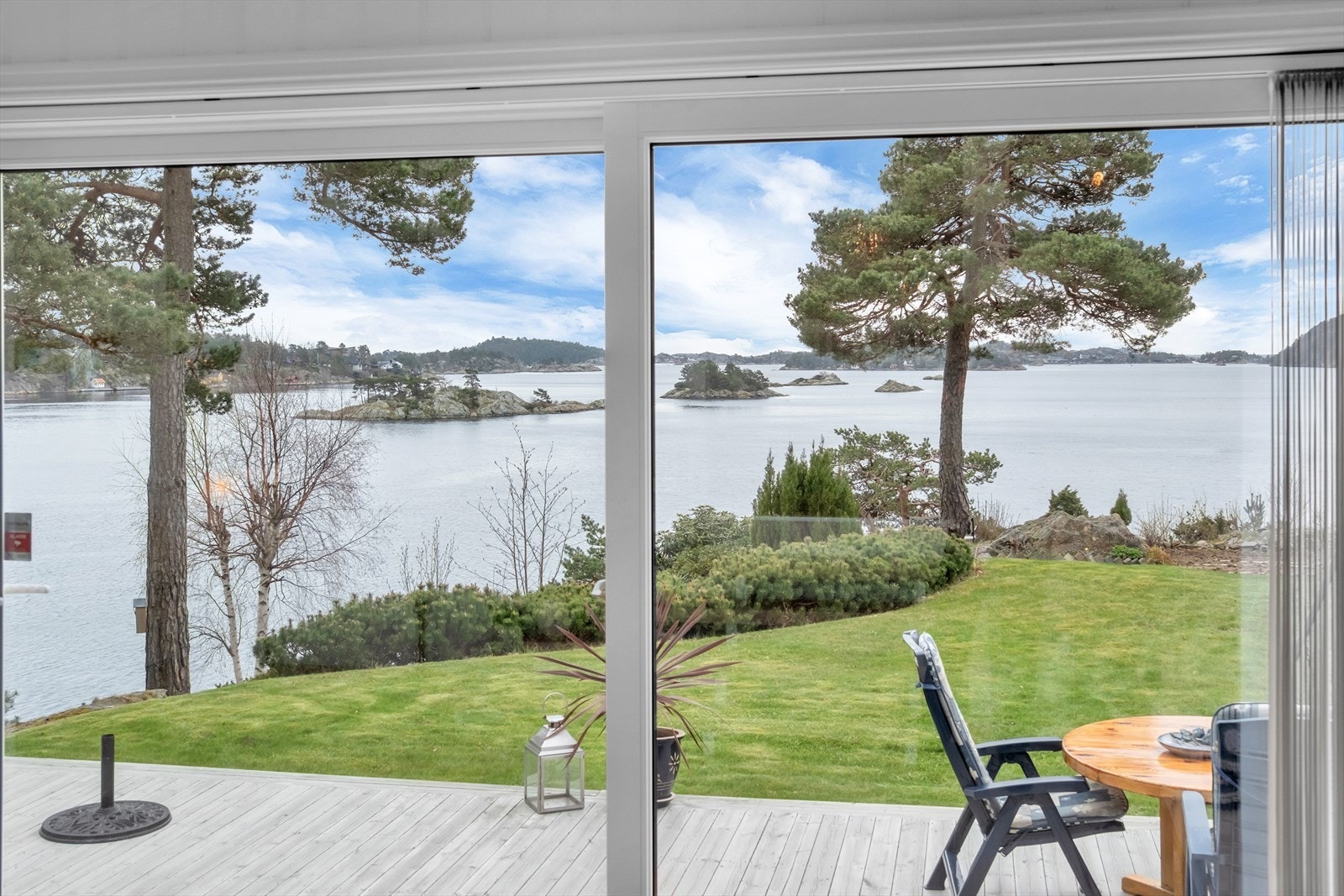 Skyvedør fra stue til terrasse/tomten Galleribilde