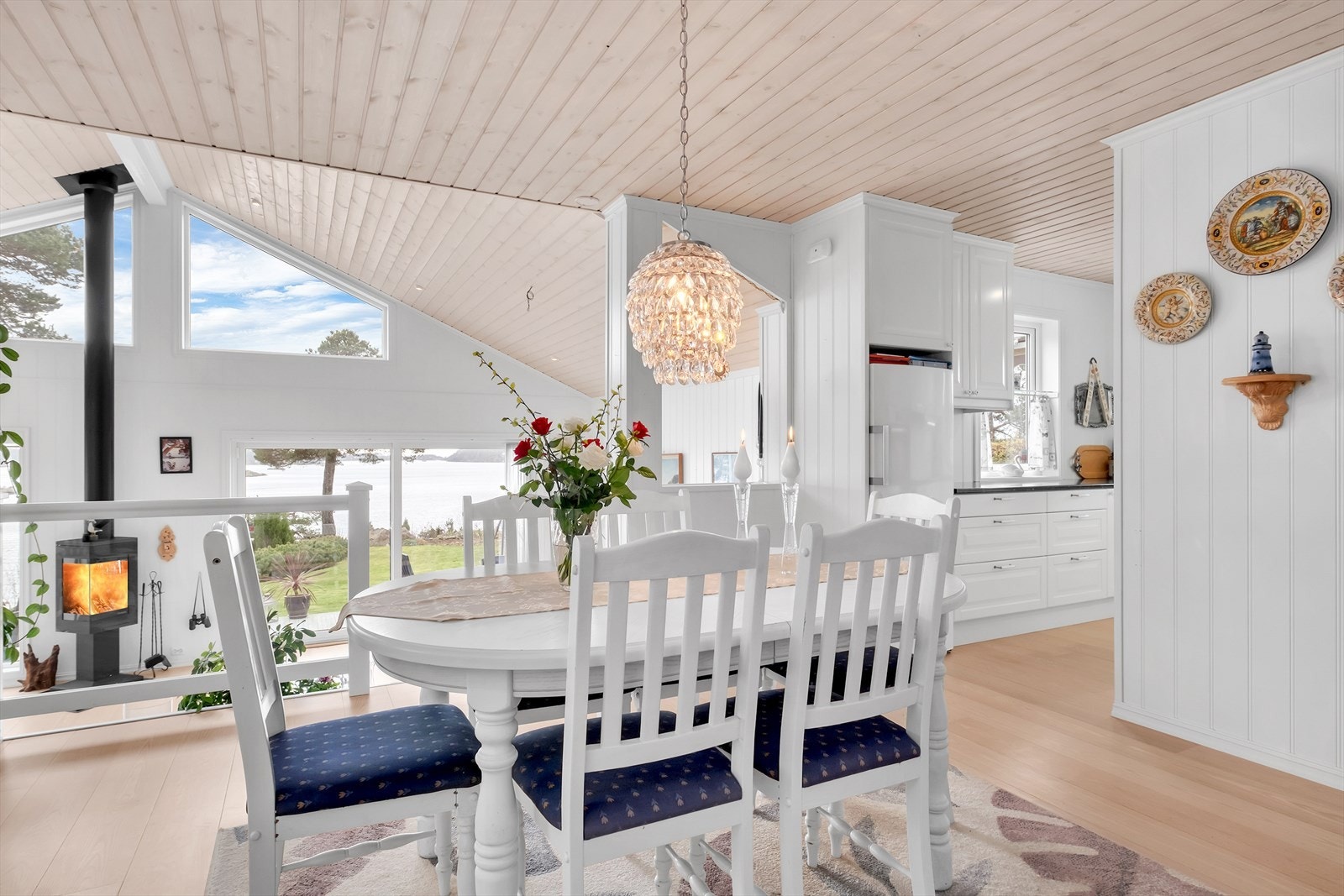 Hyggelig plass til spisegruppe tilknyttet kjøkkenet Galleribilde