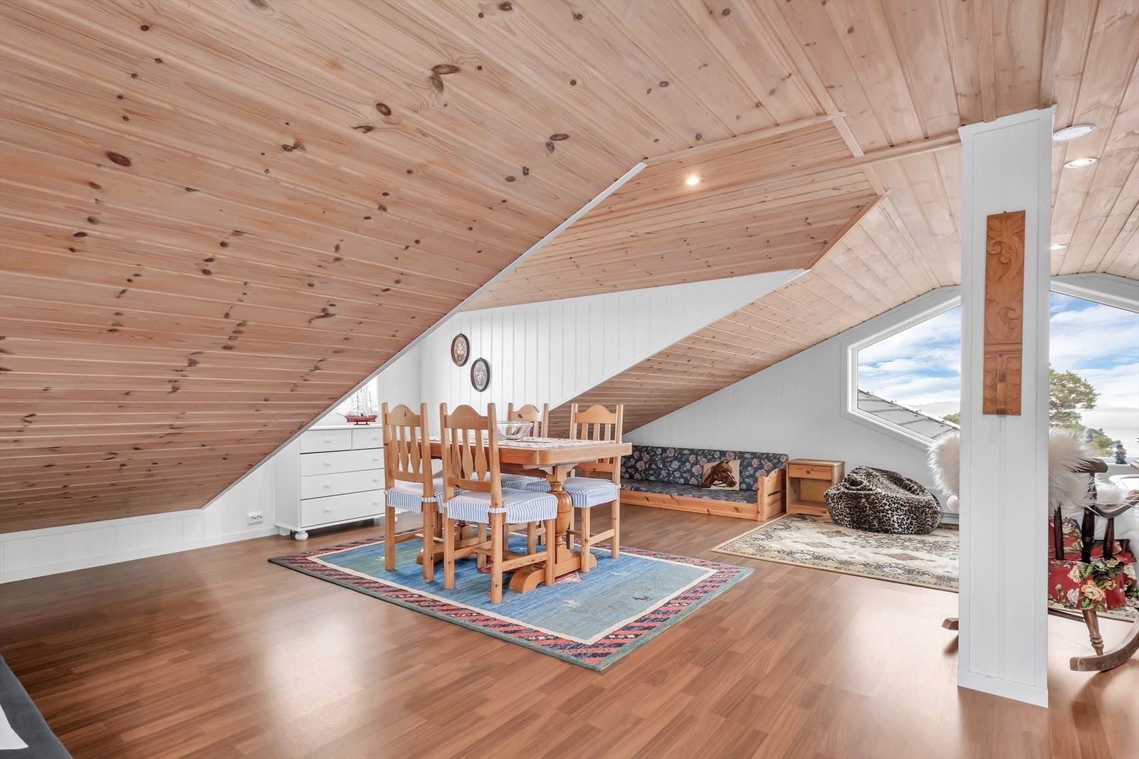 Loft/hems med stue og toalettrom (ikke målbart pga takhøyde) Galleribilde