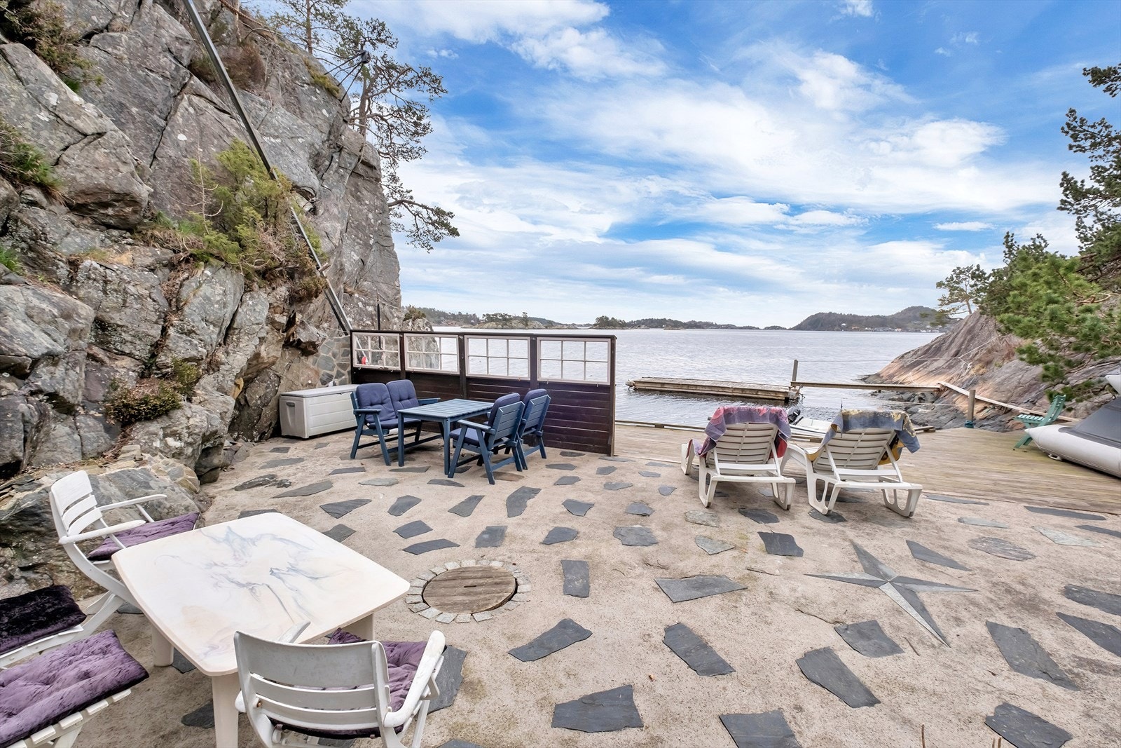 Lun og flott plass til utemøbler på bryggen Galleribilde