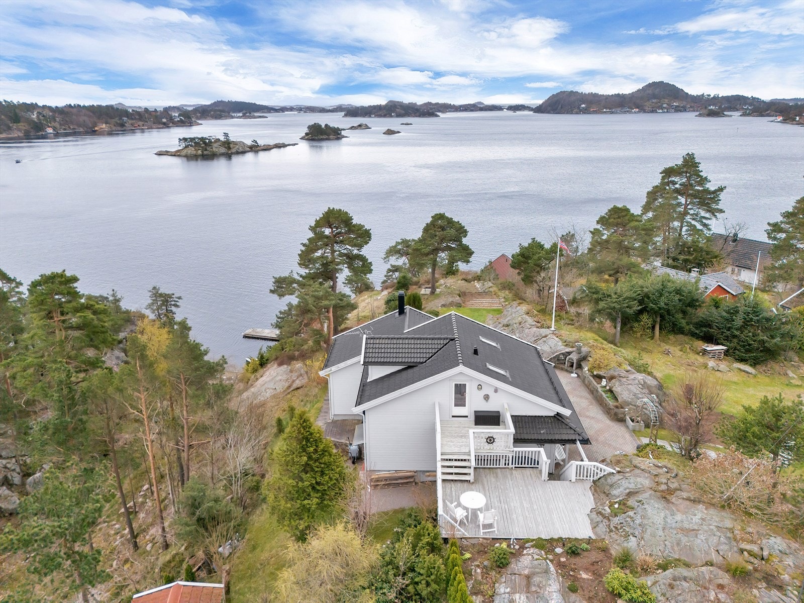 Hytten ligger på toppen av tomten og har meget gode solforhold og vakker utsikt Galleribilde