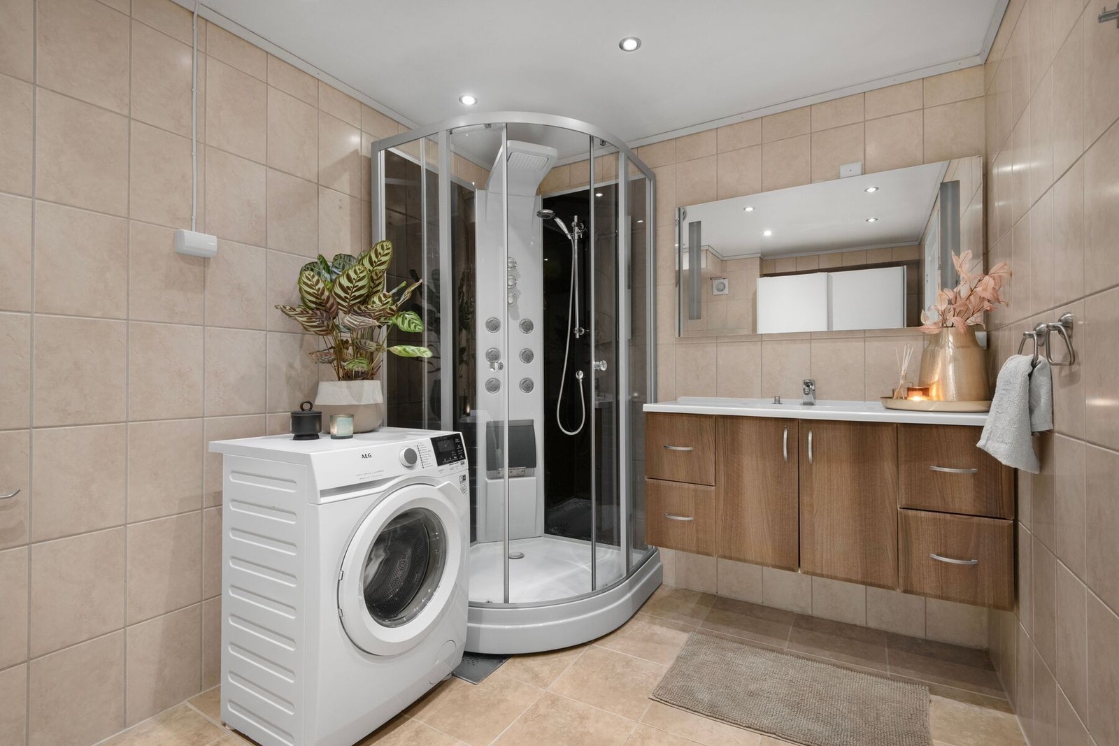 Stort helfliset bad på hele 7,5 kvm. Galleribilde