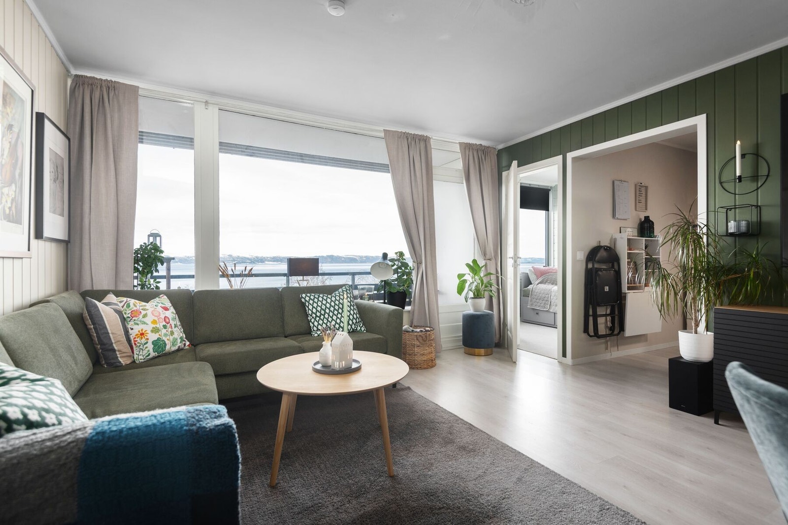 De store vindusflatene gir rikelig med naturlig lysinnslipp men ingen innsyn! Galleribilde