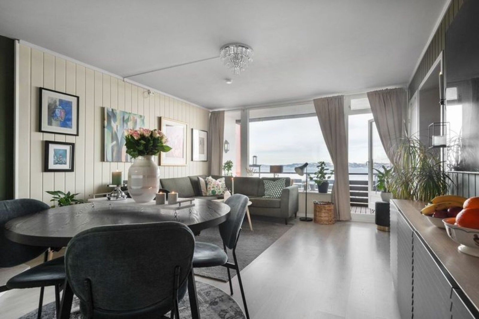 Fra stuen har man direkte tilgang på kjøkkenet. Galleribilde