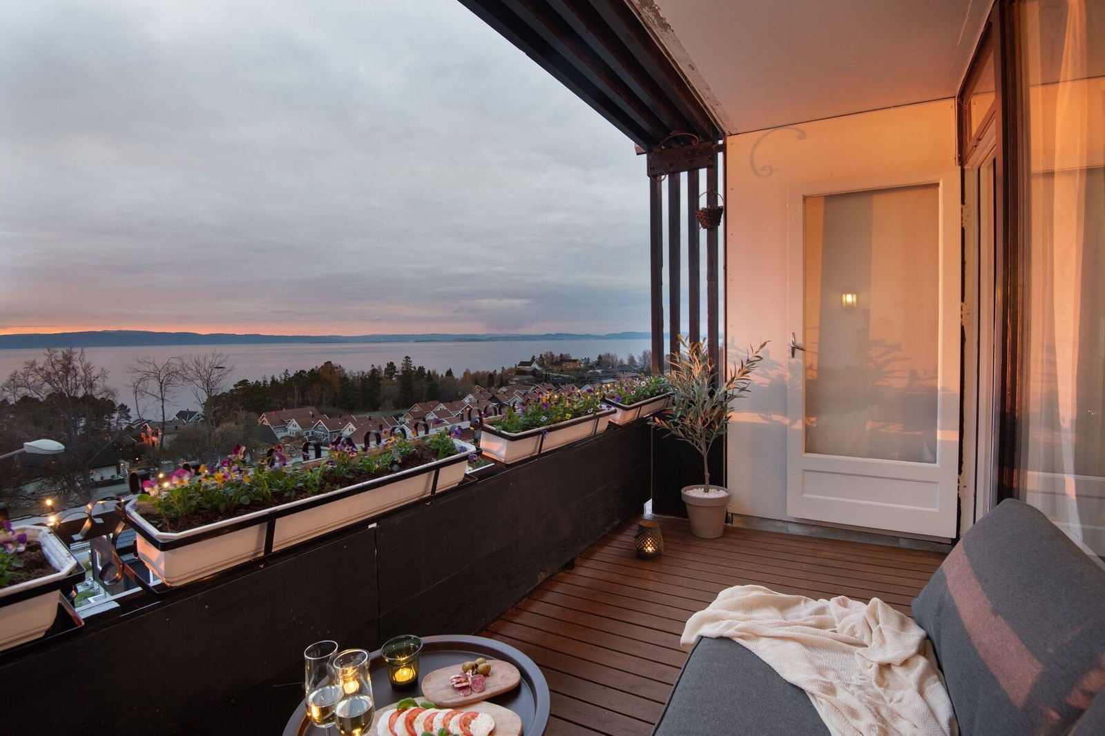 Fra balkongen kan man nyte den fantastiske solnedgangen over fjorden. Galleribilde
