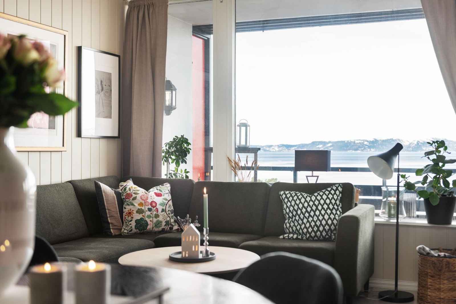 Til oppvarming i boligen er det elektrisk og vedfyring. Galleribilde