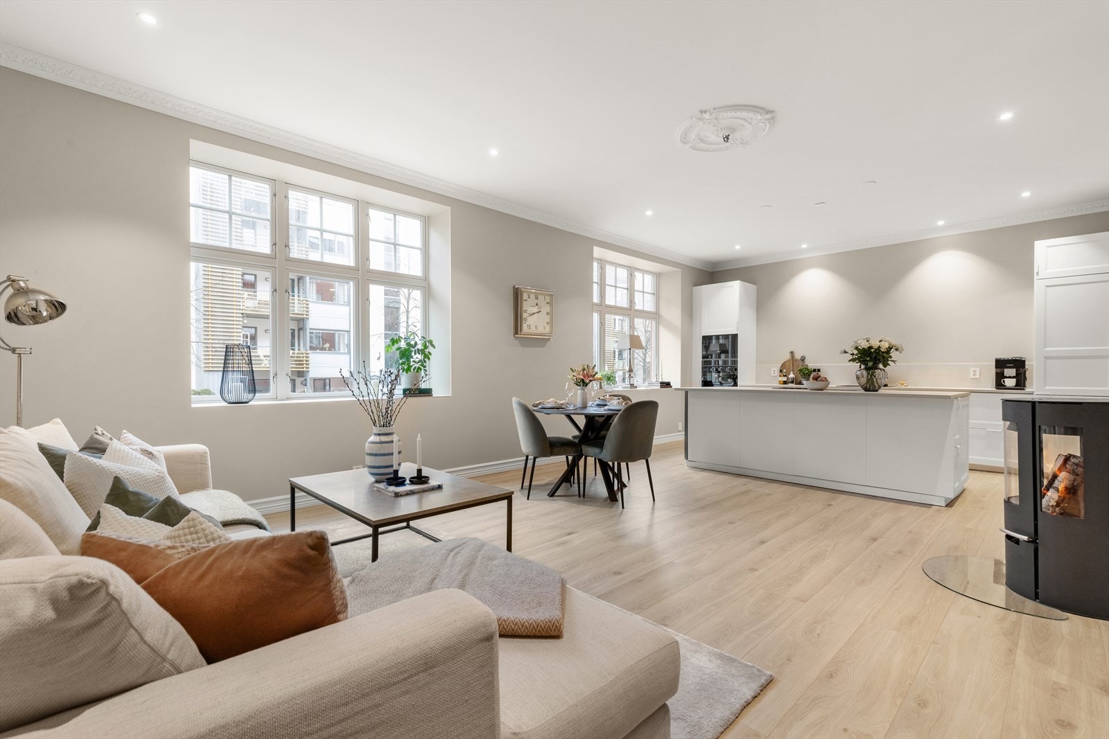 Legg merke til de flotte detaljene i stuen, pent 1-stavs laminat, downlight, store vindusflater og klassiske detaljer som rosett og stukkatur. Galleribilde