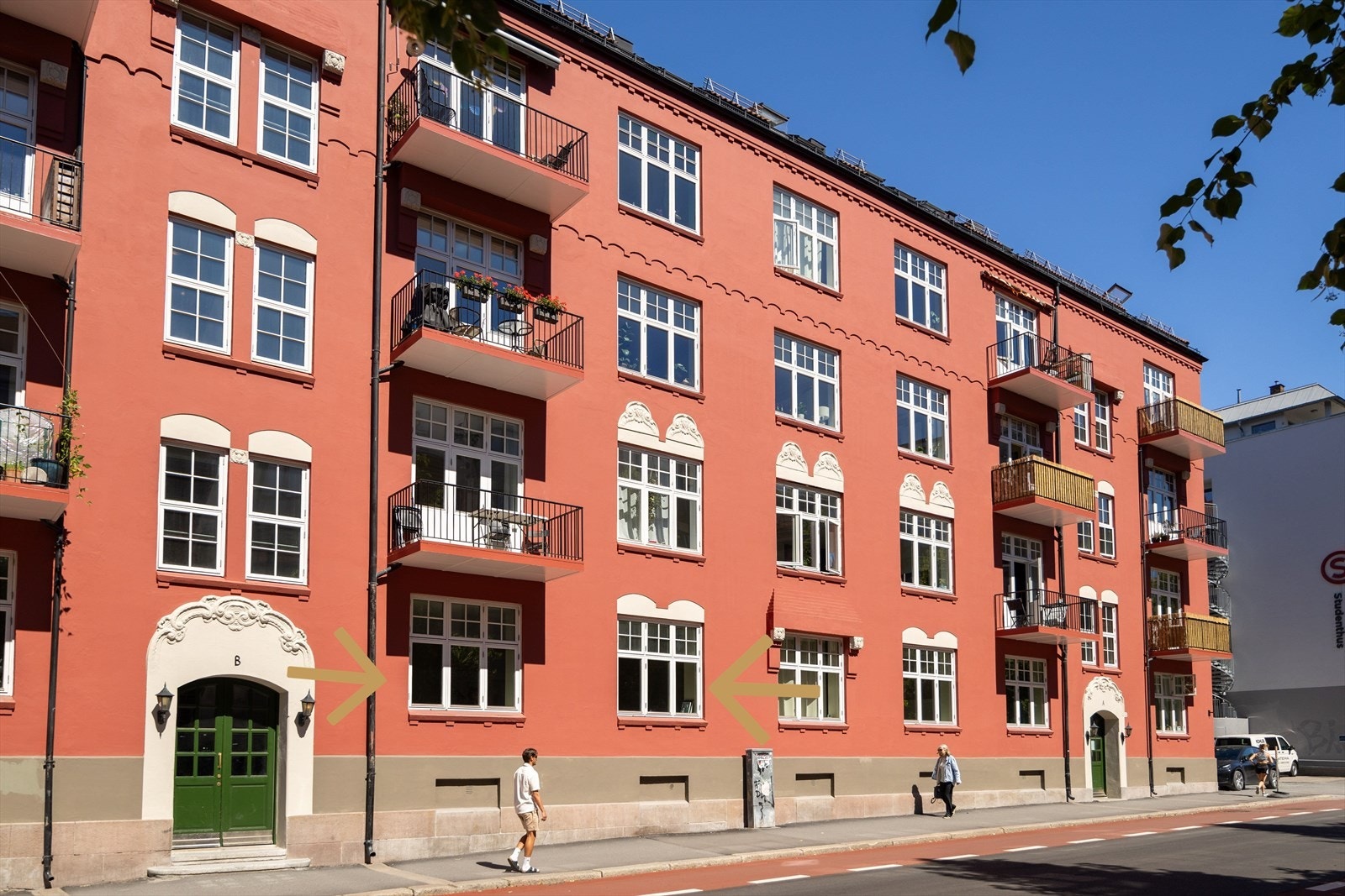 Fasaden til Stensberggata 15 - Fasaden ble renovert i 2023. Leiligheten (avmerket med pil) viser en høy og usjenert 1. etasje. Galleribilde