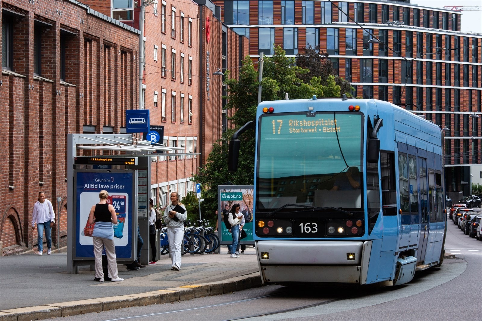 Svært godt kollektivtilbud med buss (21-, 33-, 37-) og trikk (17, 18) i umiddelbar nærhet. Disse tar deg effektivt til Aker Brygge/ Tjuvholmen, sentrum eller marka. Buss nr 37 stopper ca. 50m fra boligen og går hele døgnet. Galleribilde