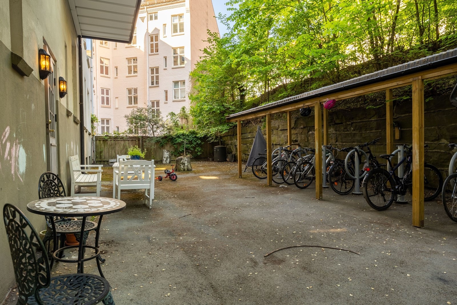 Sameiet har en romslig og koselig bakgård med flere sittegrupper og sykkelparkering. Leiligheten disponerer også to kjellerboder på 5-6kvm hver, kun en etasje ned. Galleribilde
