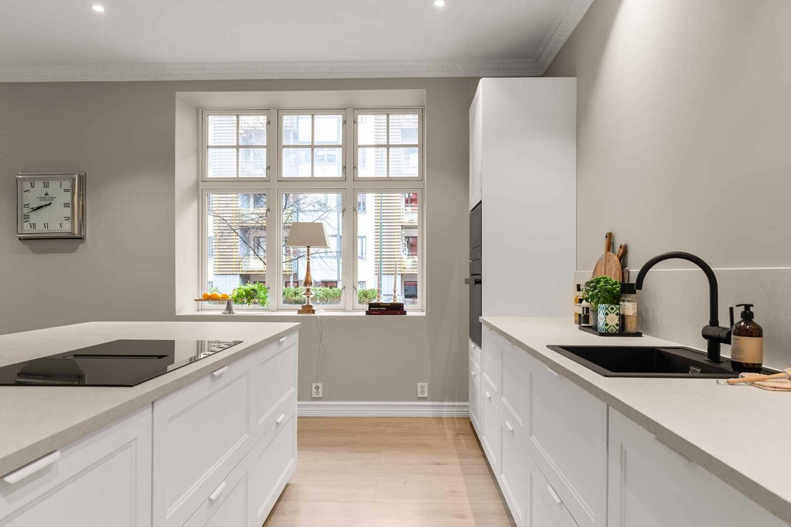 Kjøkkenet har rikelig med benk- og skapplass, påkostede kvalitets hvitevarer som er integrerte, delikat benkeplate med backsplash og en stor og svært praktisk kjøkkenøy. Hvitevarene, utenom oppvaskmaskinen, er toppkvalitet fra Siemens. Galleribilde