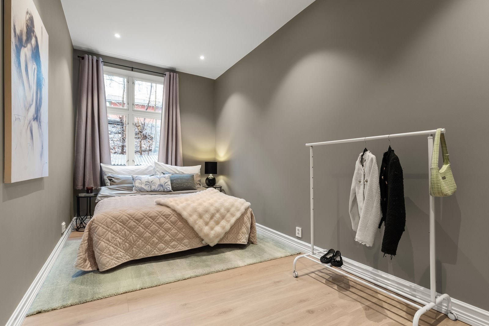 Leiligheten har tre gode soverom som er vendt mot lukket og stille bakgård - Master bedroom har god plass til dobbelt seng, tilhørende møblement og mulighet for forskjellige garderobeløsninger. Galleribilde
