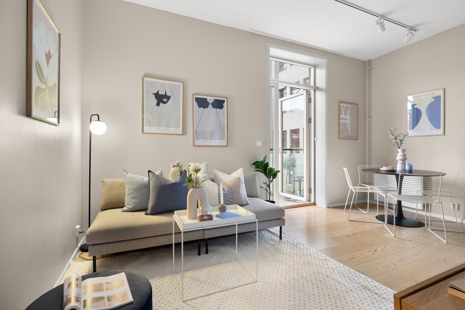 Lys og hyggelig stue. Galleribilde