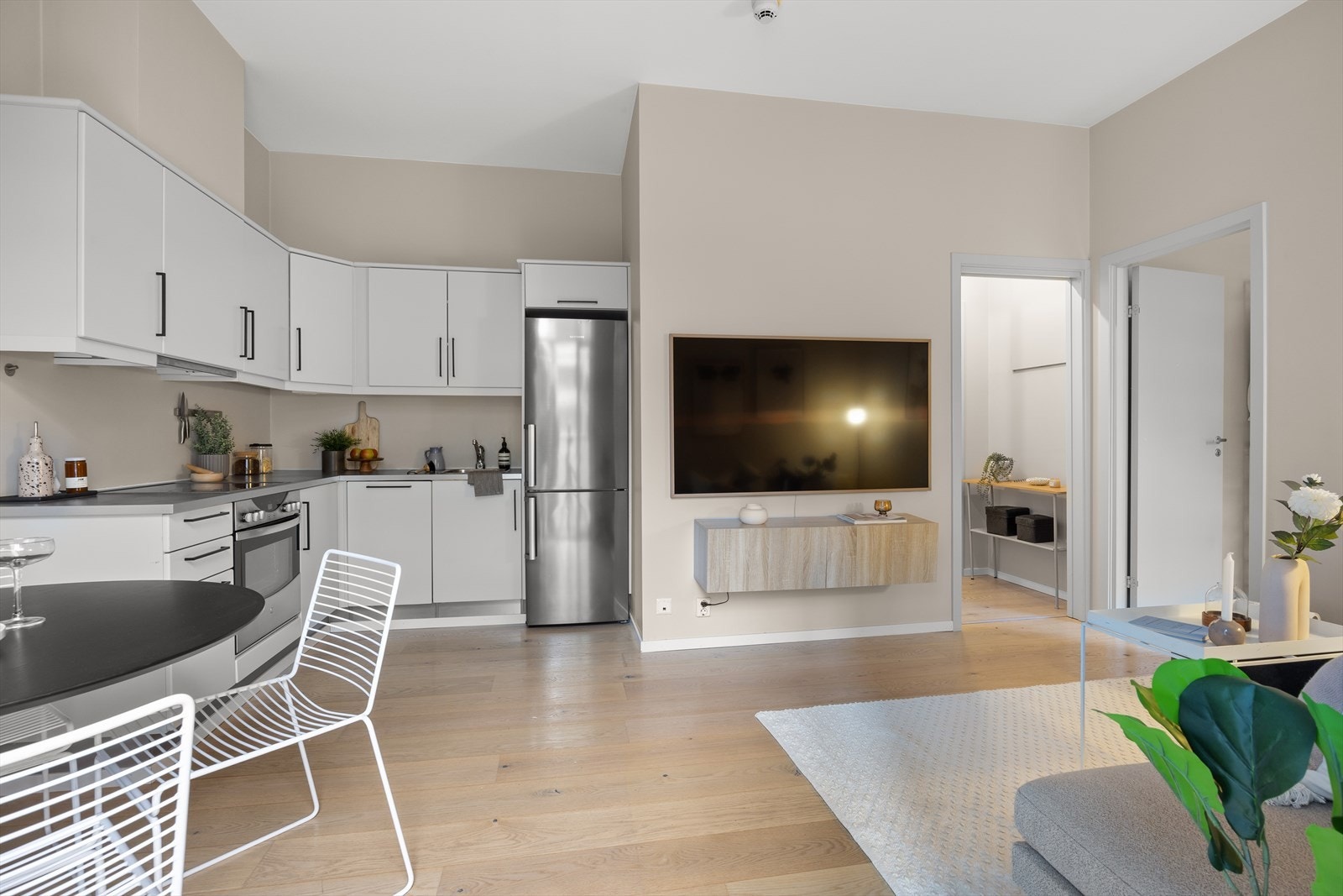 Stuen har en åpen løsning mot kjøkkenet. Galleribilde