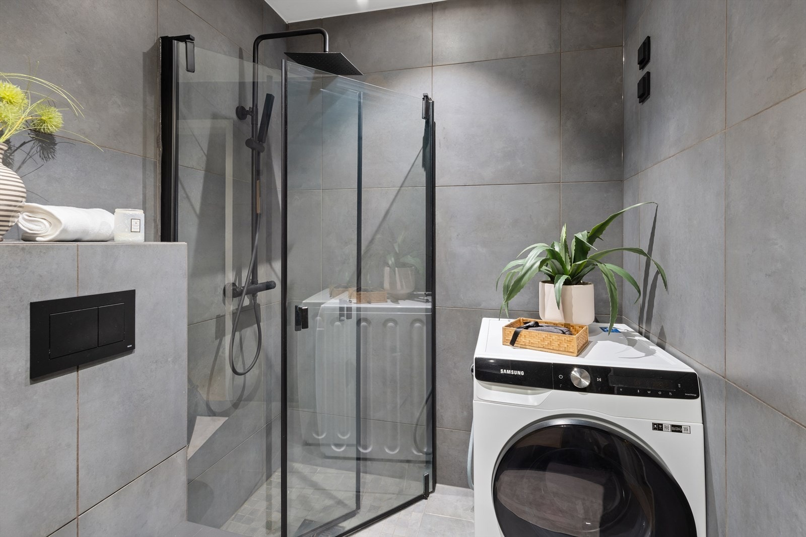 Det er opplegg for vaskemaskin. Det er balansert ventilasjon. Galleribilde