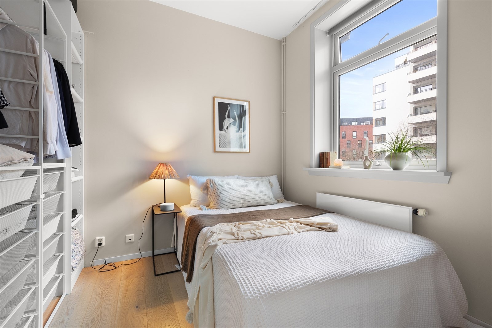 Plass til dobbeltseng med tilhørende nattbord. Galleribilde