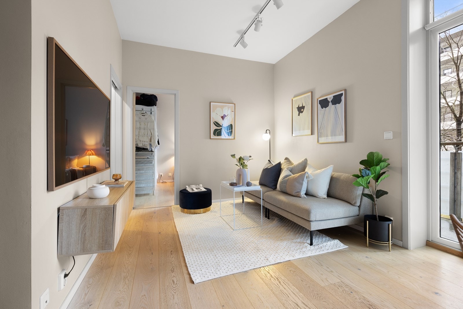 God plass til sofaseksjon med tilhørende møblement og TV-benk. Galleribilde