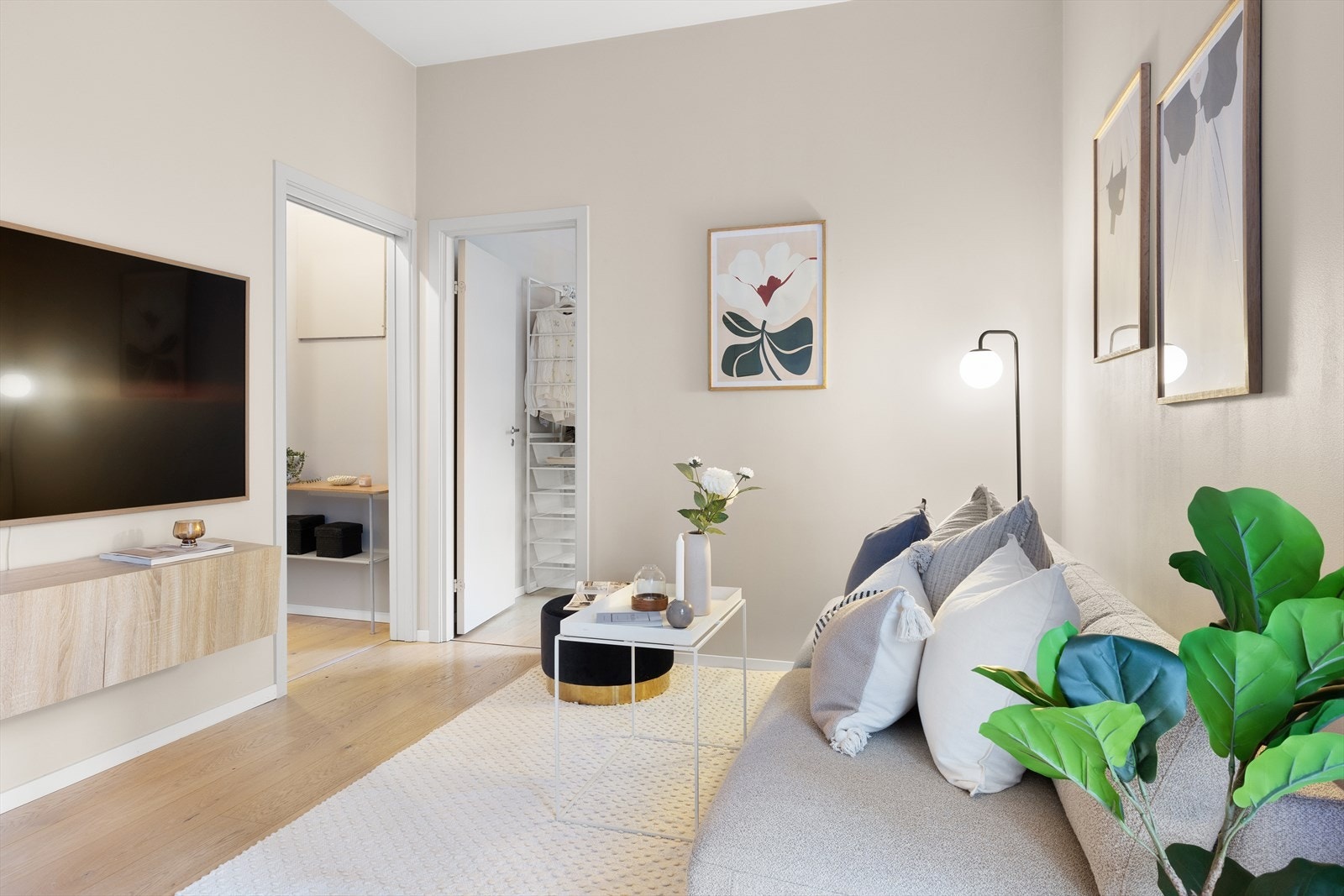 Leiligheten er malt i delikate og tidsriktige farger. Galleribilde