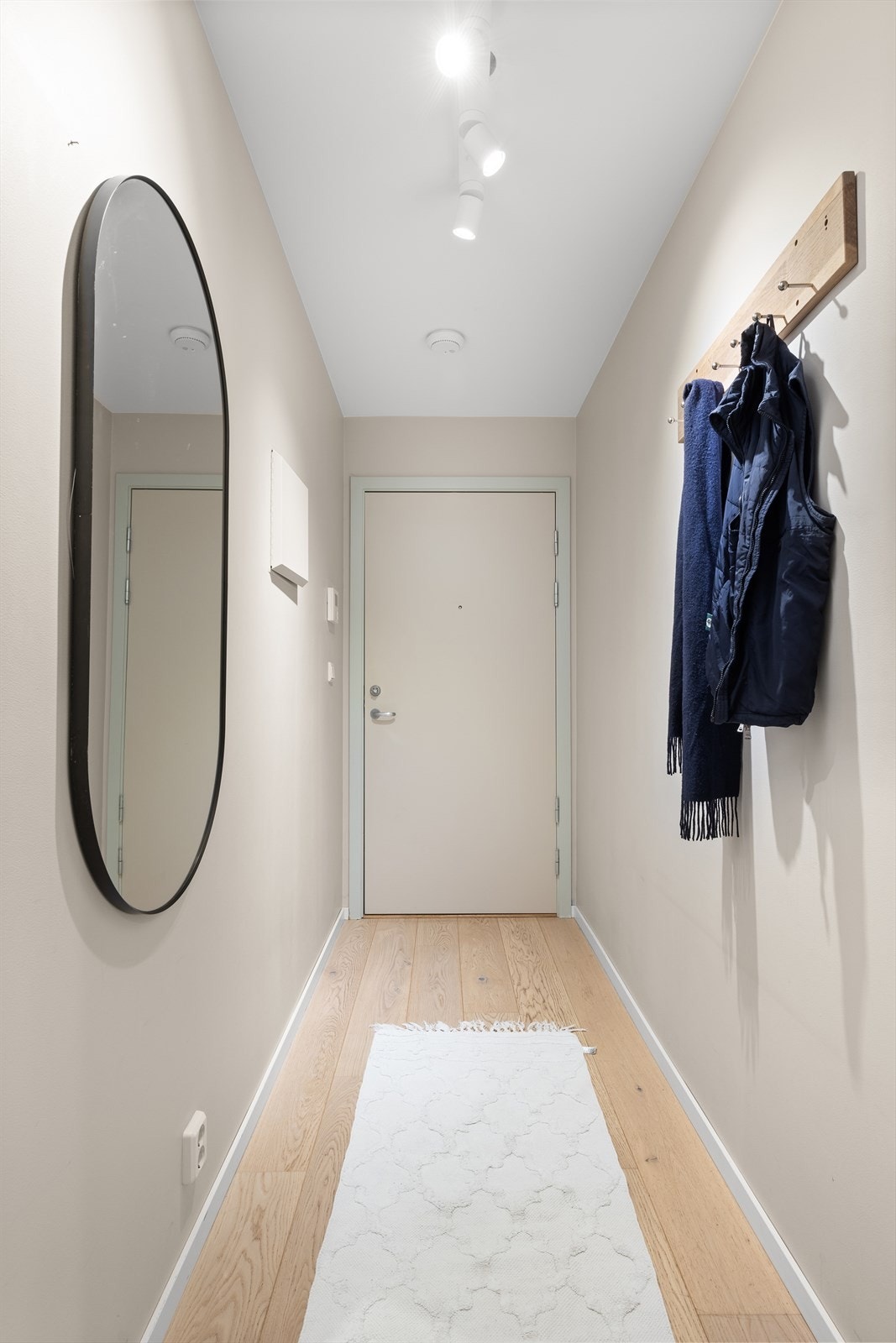 En lys og innbydende entré som gir et godt førsteinntrykk av leiligheten. Galleribilde