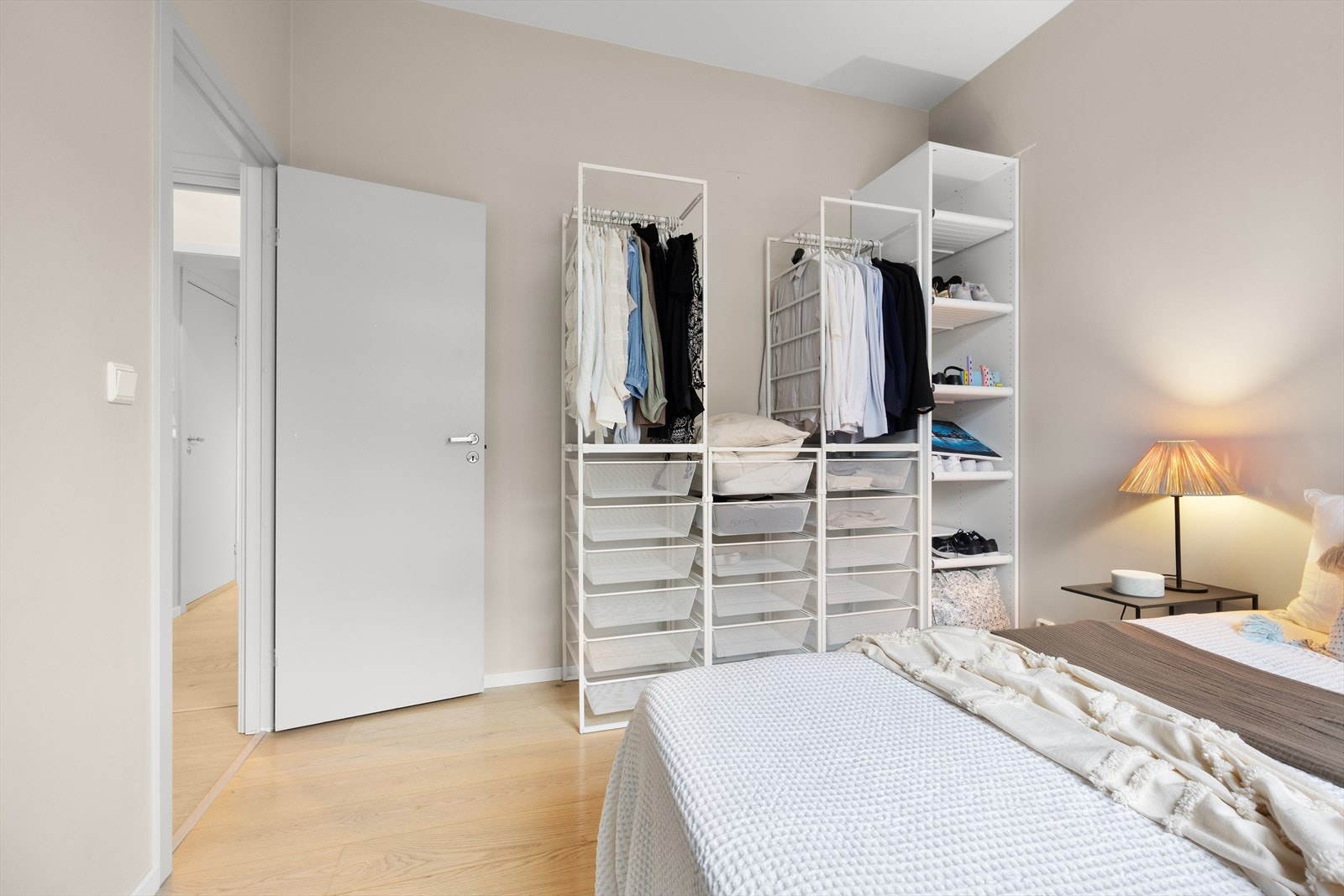 Rikelig med oppbevaringsplass i garderobeløsning. Galleribilde