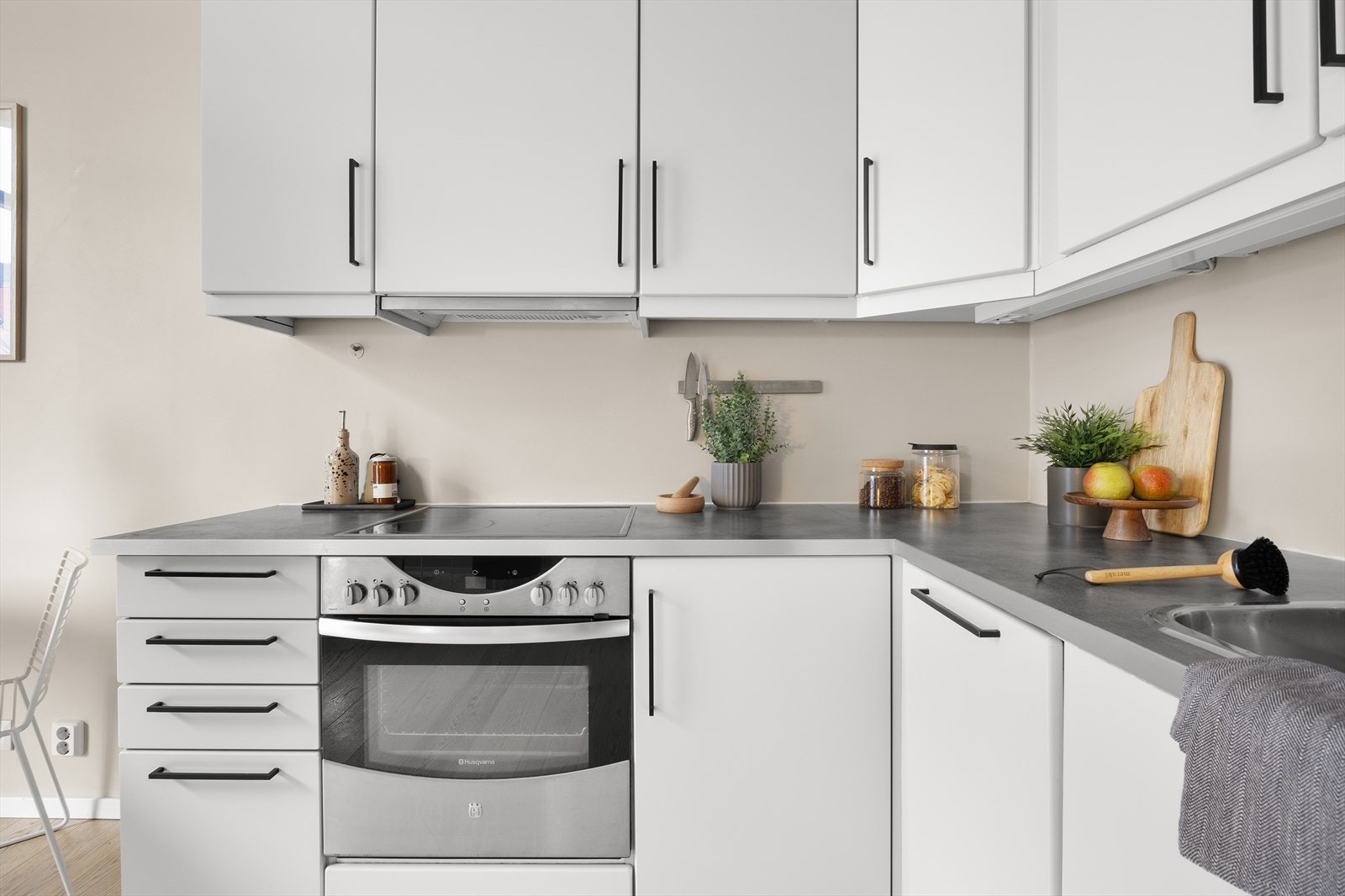 Kjøkkenet har innredning med glatte fronter. Benkeplaten er av laminat. Det er oppvaskmaskin, platetopp og stekeovn. Det er avtrekk via mekanisk avtrekksanlegg i boenheten. Galleribilde